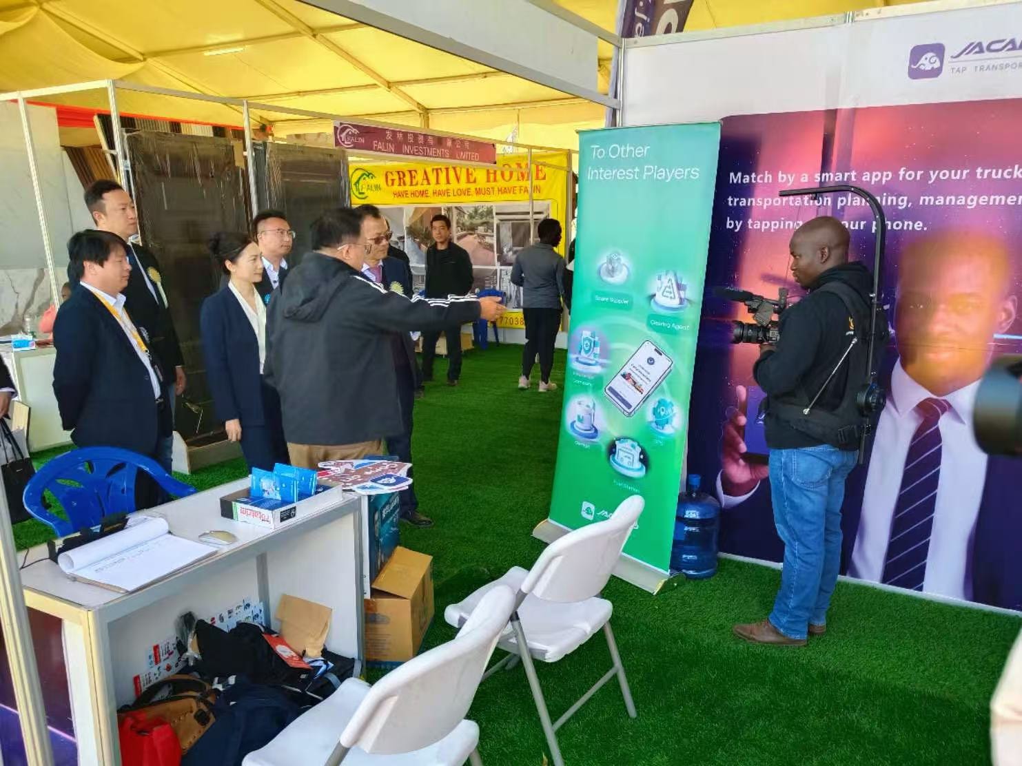 Counselor Wang Li visits Jacargo stand.